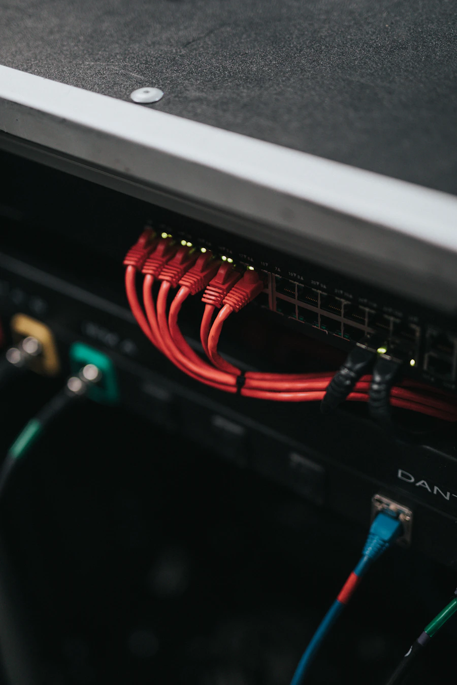 Servidores e equipamentos de rede em um rack